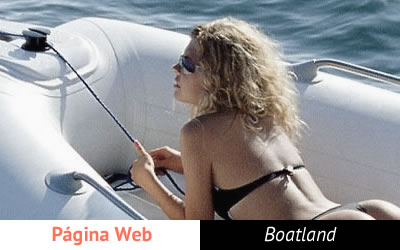 Muestra web con chica en bikini sobre embarcación