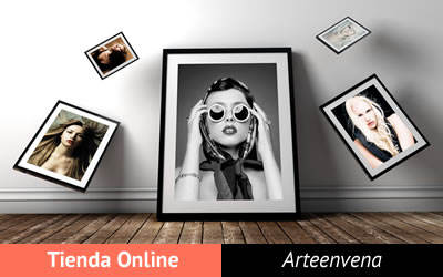 Muestra tienda online con cuadros con fotos levitando sobre suelo entablado de madera